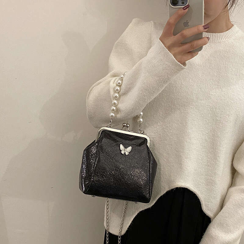 Pearl chain crossbody women's stylish single shoulder small square internet famous hand-held dinner bag, 2024 new casual versatile fashion clothi