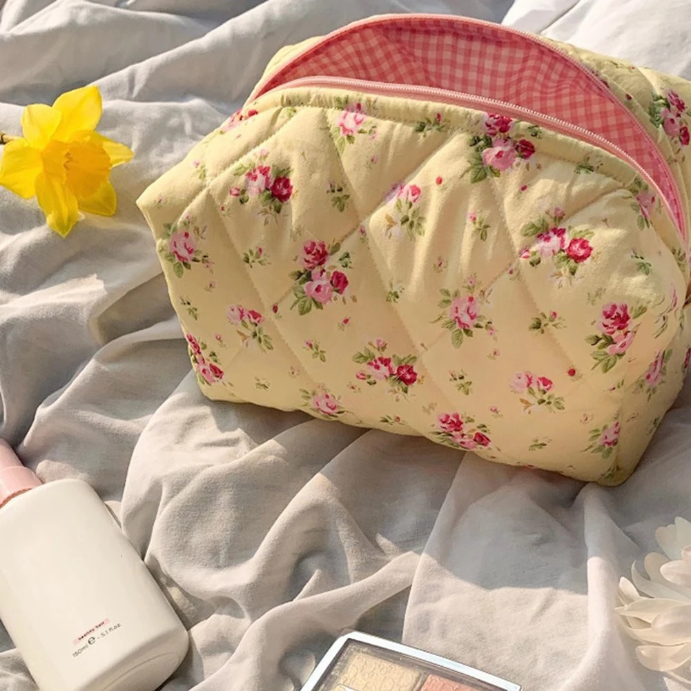 Cute floral travel makeup bag with zipper quilted makeup organizer storage bag womens and girls makeup organizer 241212