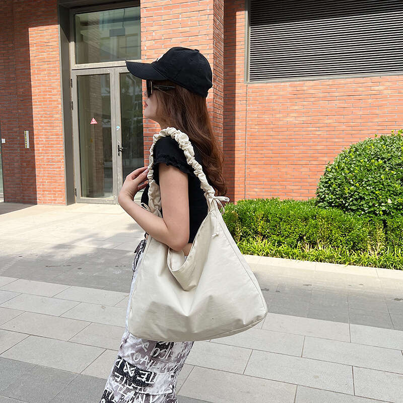 Korean version simple capacity class commuting niche nylon single shoulder crossbody large bag for women 2024 new casual versatile fashion clothing