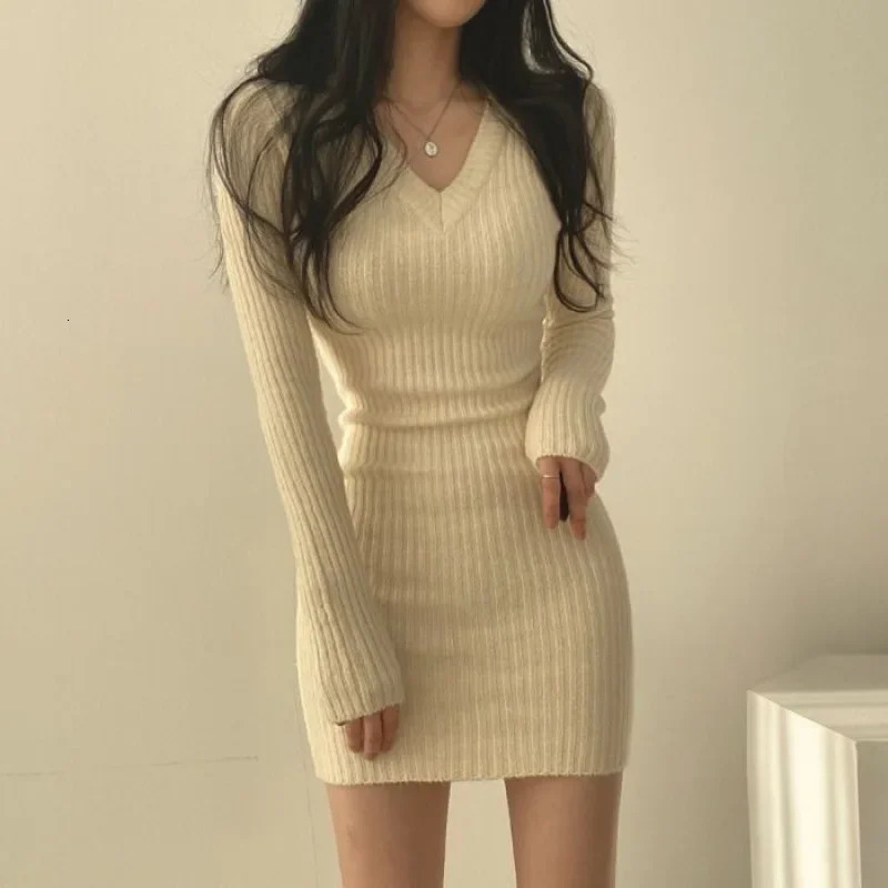 Retro Korean chic small collar weight loss knitted dress inner sweater tight fitting clothes suitable for wardrobe in autumnwinter 241212
