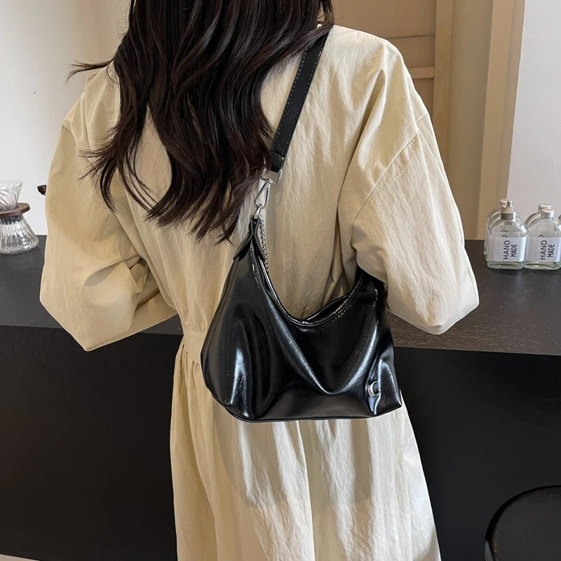 Womens PU Fashion Shoulder Bag Large Capacity Fashion Messenger Bag Zipper Closed Chain Sling Bag Adjustable Shoulder Strap Fashion Stray Bag 241213