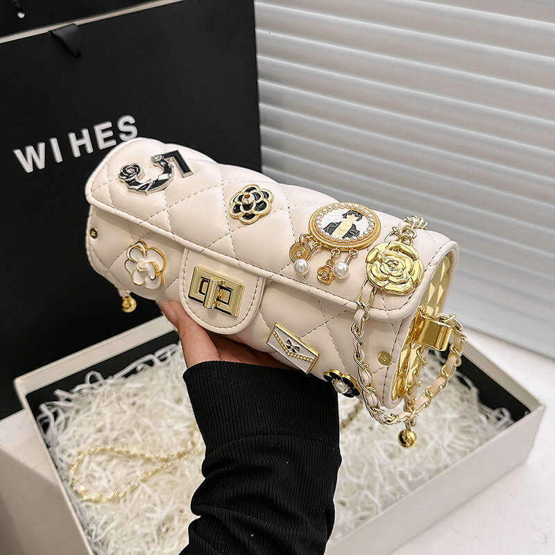 Internet celebrity trendy cool bag for women, niche design badge, crossbody cydrical high-end feeg chain shoulder bag, 2024 new casual fashion trend c