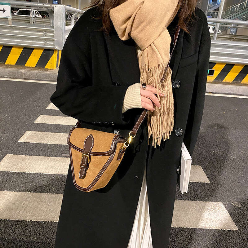 Autumn and winter small bag for women, matte PU crossbody niche design, retro trend saddle bag, 2024 new casual versatile fashion clothing