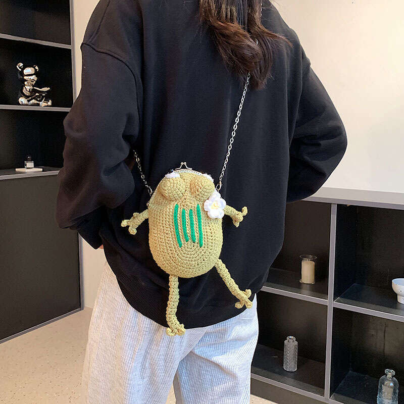Internet celebrity small women's Instagram super hot single shoulder knitted mobile phone bag, niche design, chain crossbody, red envelope, 2024 