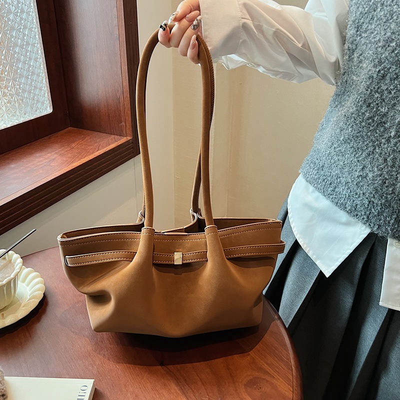 New Best-selling Outdoor Leisure Designer Velvet Bread 2025 New Commuting Large Capacity Shoulder Bag Frosted Leather Bag