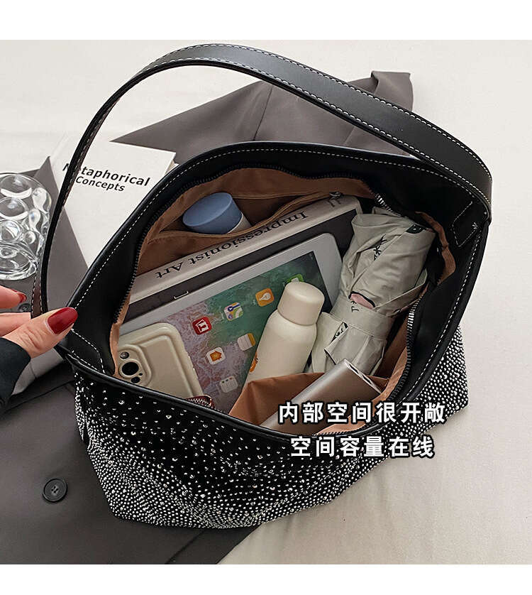 Small niche studded bright dia commuting shoulder bag, style versatile, large capacity spicy girl handbag, 2024 versatile style, new trendy clothing i