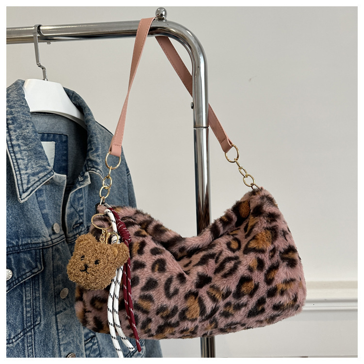 Minimalist Large Capacity 2024 New Trendy and Fashionable Leopard Pattern Tote Atmospheric Plush Shoulder Women's Bag