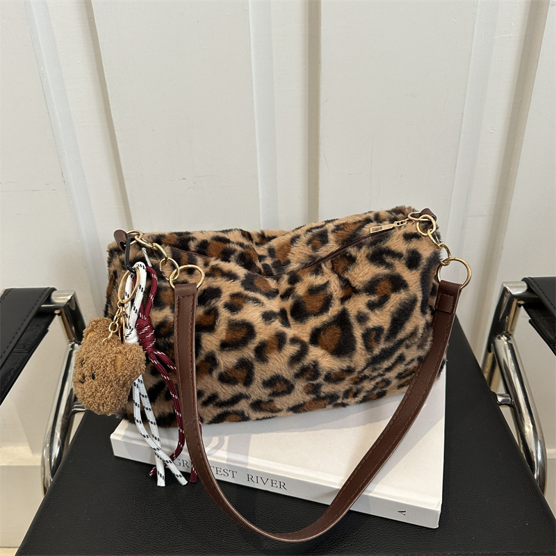 Minimalist Large Capacity 2024 New Trendy and Fashionable Leopard Pattern Tote Atmospheric Plush Shoulder Women's Bag