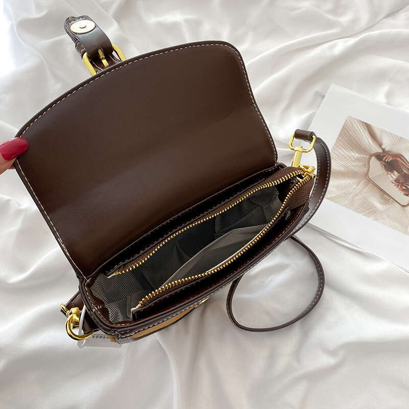 Autumn and winter small bag for women, matte PU crossbody niche design, retro trend saddle bag, 2024 new casual versatile fashion clothing