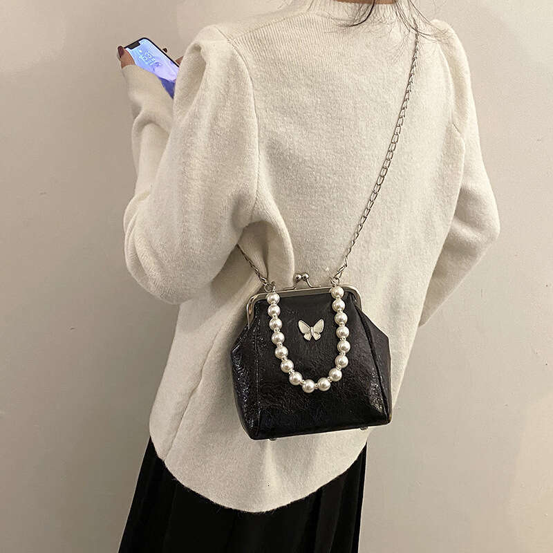 Pearl chain crossbody women's stylish single shoulder small square internet famous hand-held dinner bag, 2024 new casual versatile fashion clothi