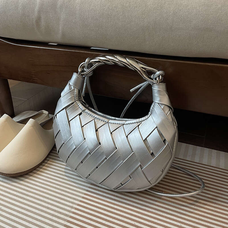 New bag for women, high-end texture, commuter crossbody versatile handbag, internet celebrity, niche saddle bag, 2024 new style, chic and elegant clot