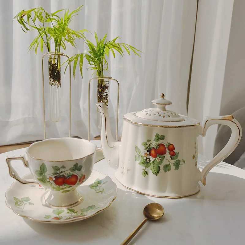 High end retro coffee cup set ceramic European gold French restaurant afternoon tea kettle board strawberry Y241214