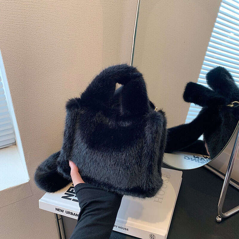 Plush handbag for women, trend, trendy, cool, versatile, tote niche plush single shoulder crossbody bag, 2024 new style, chic and elegant clothing