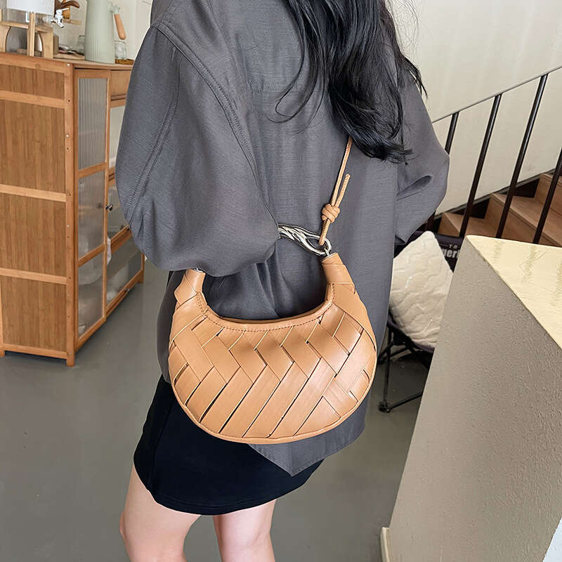 New bag for women, high-end texture, commuter crossbody versatile handbag, internet celebrity, niche saddle bag, 2024 new style, chic and elegant clot