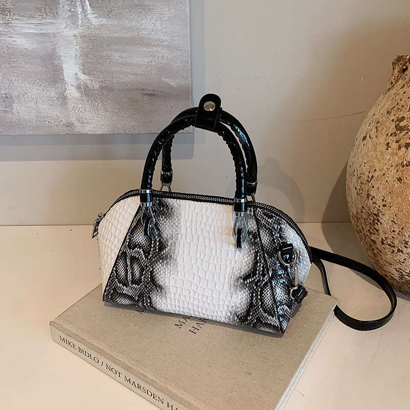 Advanced women's spicy girl style retro snake pattern hand-held shell temperament commuting single shoulder crossbody bag 2024 new casual versati