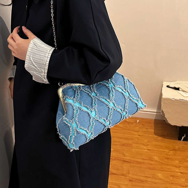 Small niche design women's style clip on shell bag, handbag, internet famous socialite shoulder crossbody bag wholesale, 2024 temperament versati