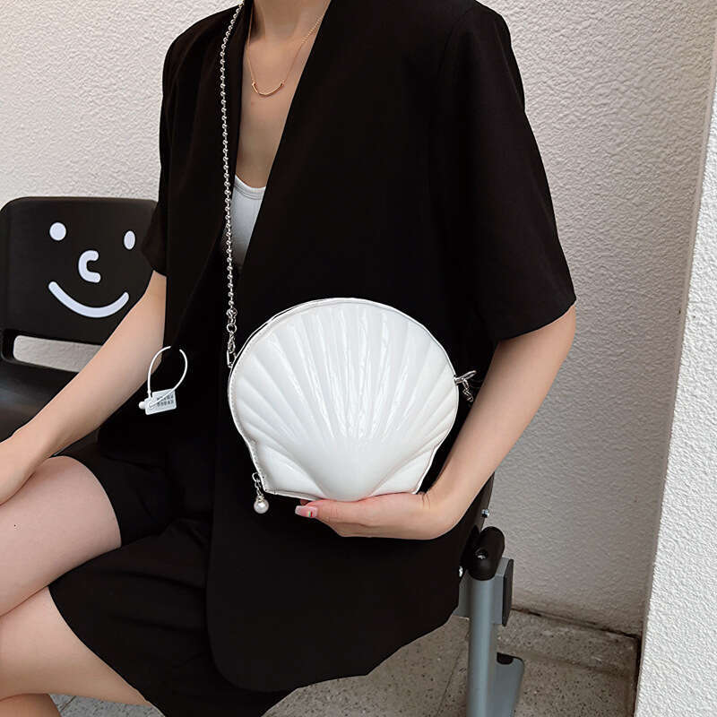 Trendy chain crossbody ba for women 2024, niche western-style shell mobile phone internet famous fashion shoulder ba, 2024 new style, chic and eleant