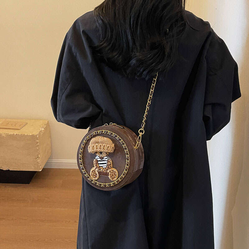 Niche high-end chain crossbody bag for women, small round cute and personalized shoulder bag, 2024 temperament versatile new trend clothing ins