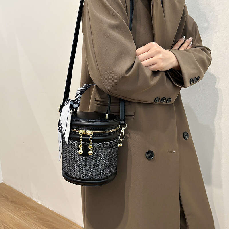 French high-end women's atmospheric cydrical handbag, niche texture commuting shoulder crossbody bag, 2024 new casual versatile fashion clothing