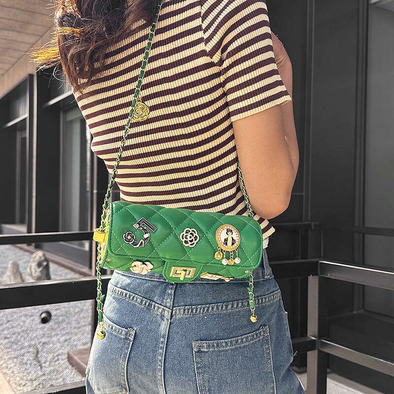 Internet celebrity trendy cool bag for women, niche design badge, crossbody cydrical high-end feeg chain shoulder bag, 2024 new casual fashion trend c