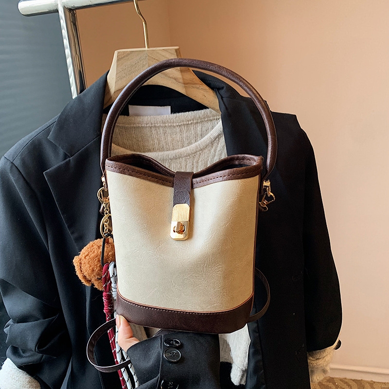 Designer 2025 new style free shipping designer Bucket handbag black Brown Beige pendant Bags for womens'daily leisure bags