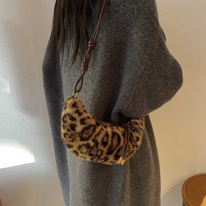 Small niche croissant female leopard print crossbody bag casual versatile plush dumpling bag 241215