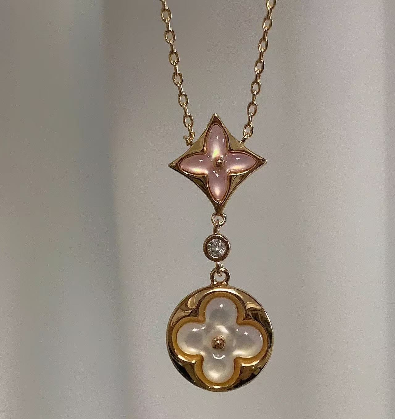 2024 Designer Luxury Pendant Necklace Double Letter Design White Fritillaria 18k Gold Plated V Gold Fashion Charm Necklace Designer for Women Jewelry Gift