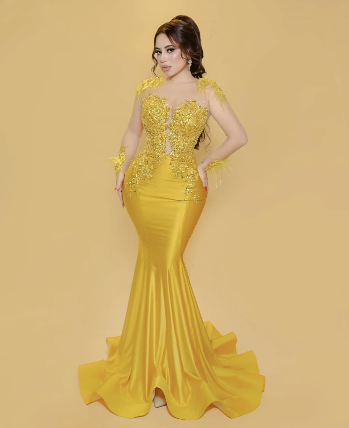 2025 Bright Yellow Mermaid Prom Dresses Long Sleeves Beaded Lace Appliques Floor Length Satin Evening Gowns Illusion Backless Sexy Special Occasion Dr