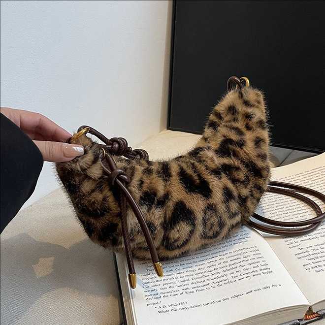 Small niche croissant female leopard print crossbody bag casual versatile plush dumpling bag 241215