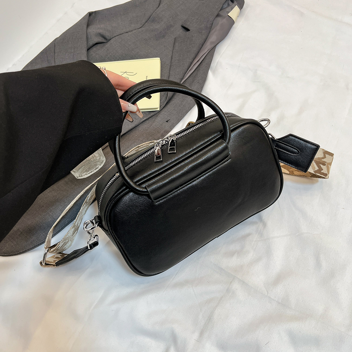 Autumn and Winter New Simple Texture Single Shoulder Pillow Multi functional Commuter Solid Color Designer Crossbody Bag Trendy Single Shoulder Bag ba