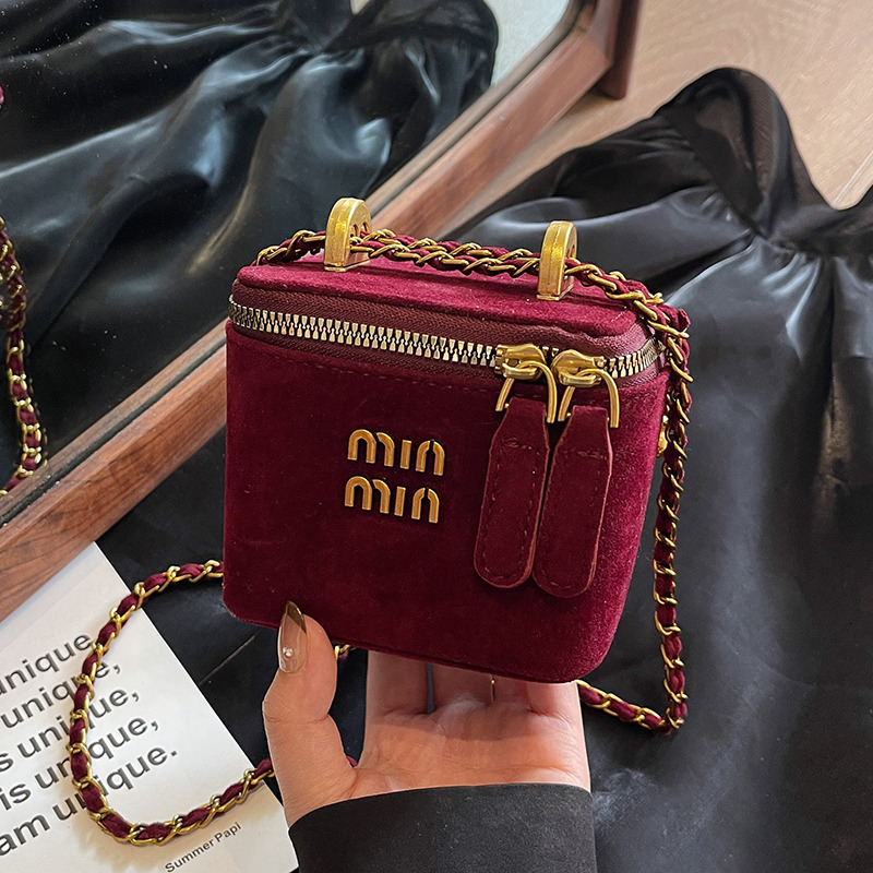2025 light new style niche mini women retro new style frosted chain messenger designer autumn and winter casual mouth red envelope shoulder bag