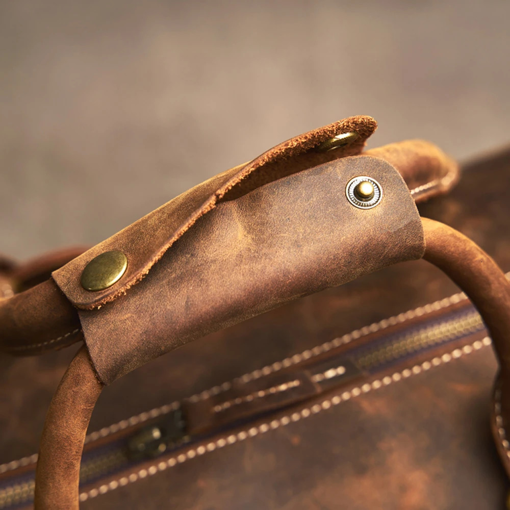 Geunine leather travel bag retro mens handbag large capacity single shoulder messenger bag Boston 17 inch laptop bag 241212