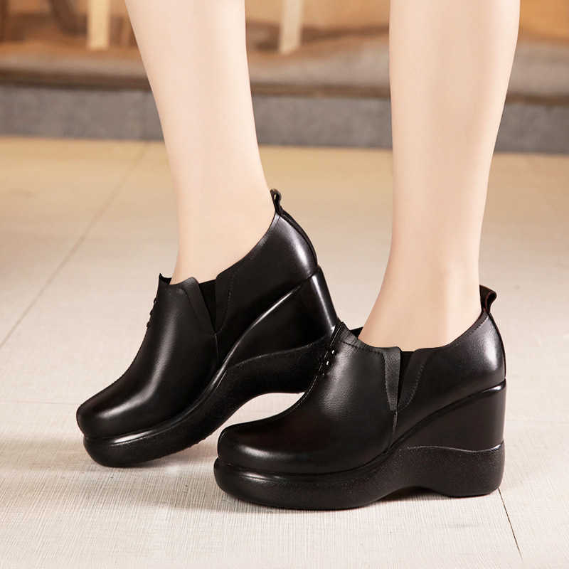 Sponge cake women's shoes with velvet thick sole, waterproof platform deep mouth slope, simple and fashionable matching shoes, high-heeled leathe