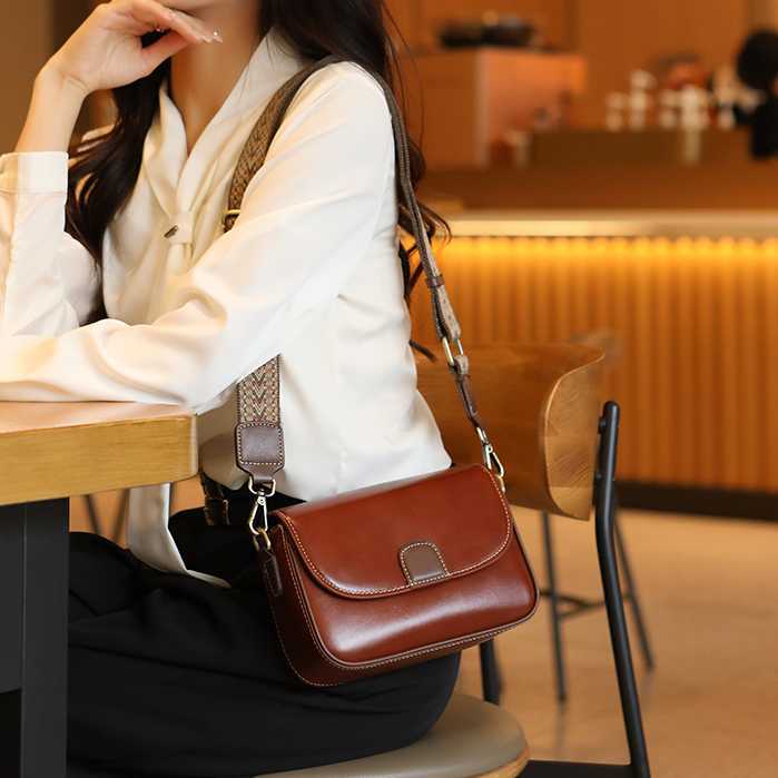 Fashionable Leather Women's Bag Head Layer Vegetable tanned Cowhide Shoulder Bag Contrasting Color Temperament Hand Crossbody Small Square Bag 24