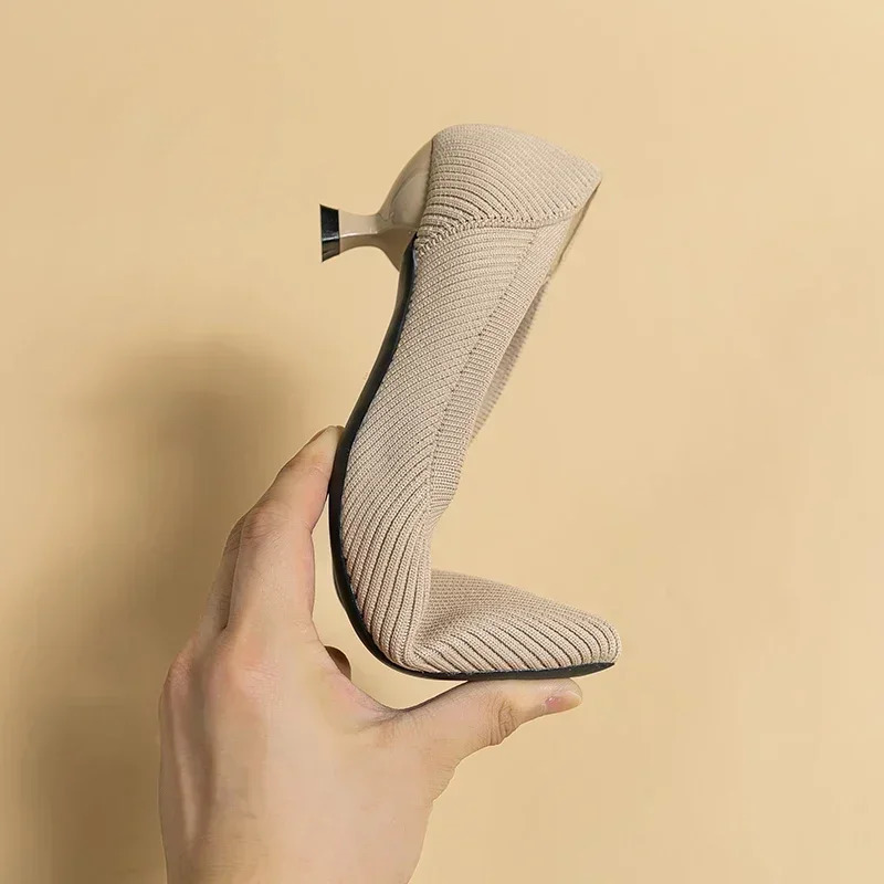 Womens solid color flat shoes are casual fashionable breathable and non slip. The rubber sole is slightly non slip and comfortable for spring and summ