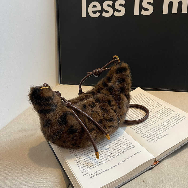 Small niche croissant female leopard print crossbody bag casual versatile plush dumpling bag 241215
