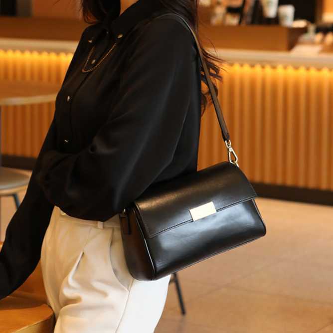 Head layer cowhide bag underarm bag, women's fashionable crossbody bag, high-end texture leather shoulder bag 241215