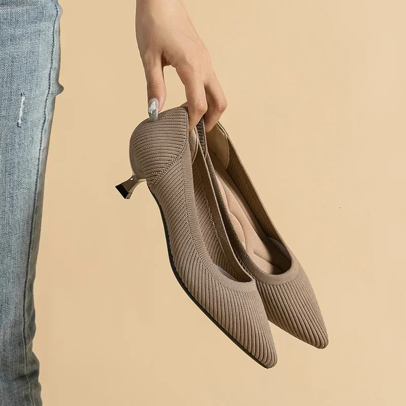 Womens solid color flat shoes are casual fashionable breathable and non slip. The rubber sole is slightly non slip and comfortable for spring and summ