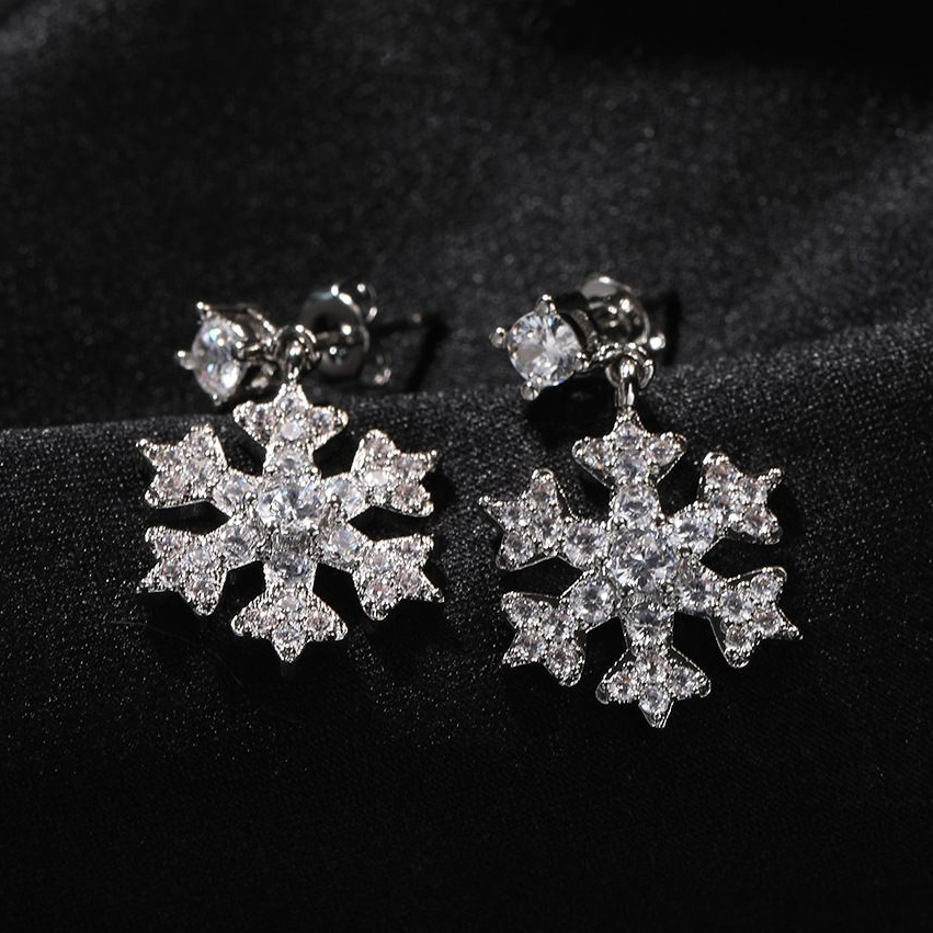 Instagram style hip-hop Christmas snowflake earrings with copper inlaid 3A zircon Aesthetic earrings and personalized minimalist earrings Pendientes B