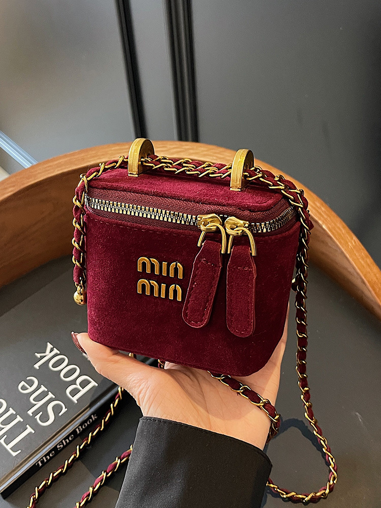 2025 light new style niche mini women retro new style frosted chain messenger designer autumn and winter casual mouth red envelope shoulder bag