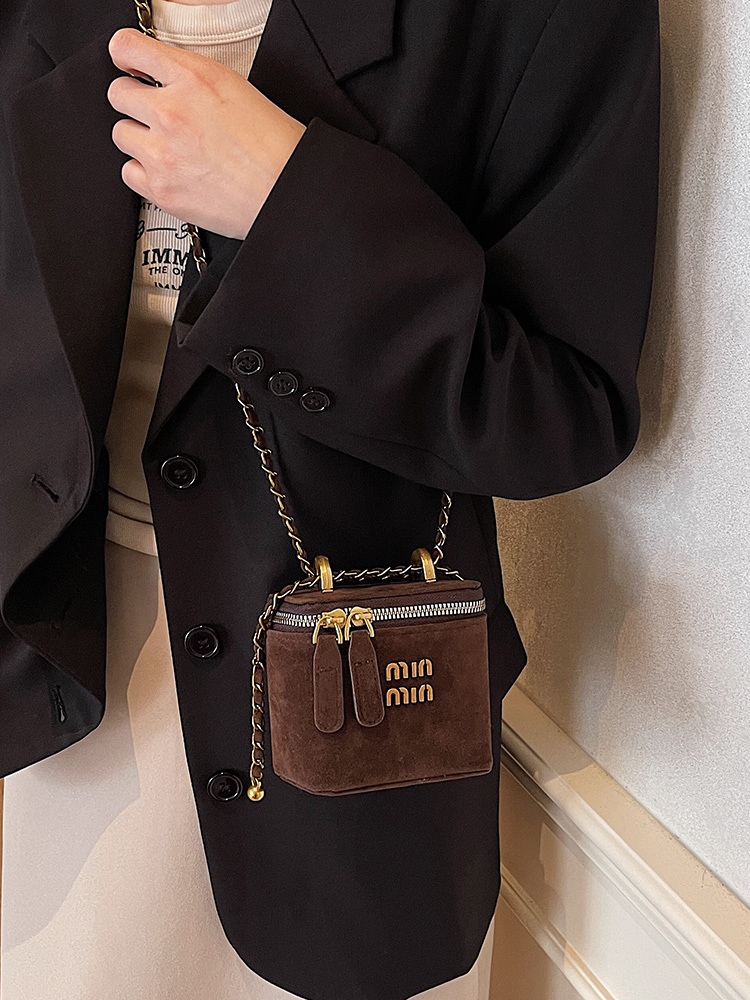 2025 light new style niche mini women retro new style frosted chain messenger designer autumn and winter casual mouth red envelope shoulder bag