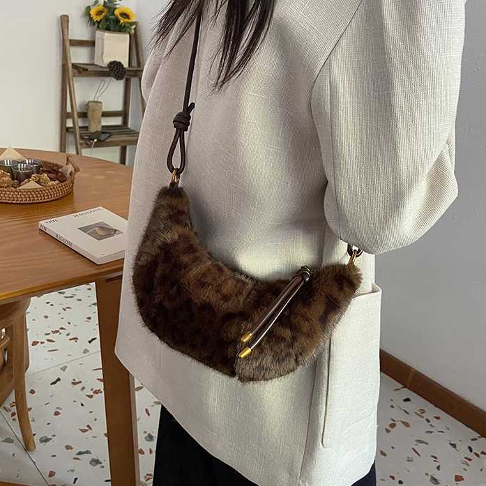 Small niche croissant female leopard print crossbody bag casual versatile plush dumpling bag 241215