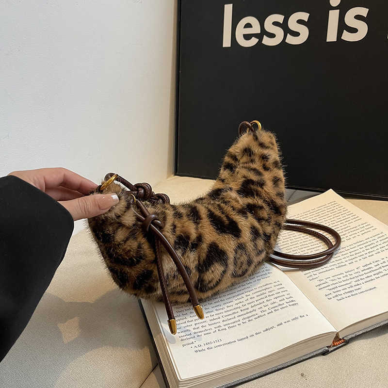 Small niche croissant female leopard print crossbody bag casual versatile plush dumpling bag 241215