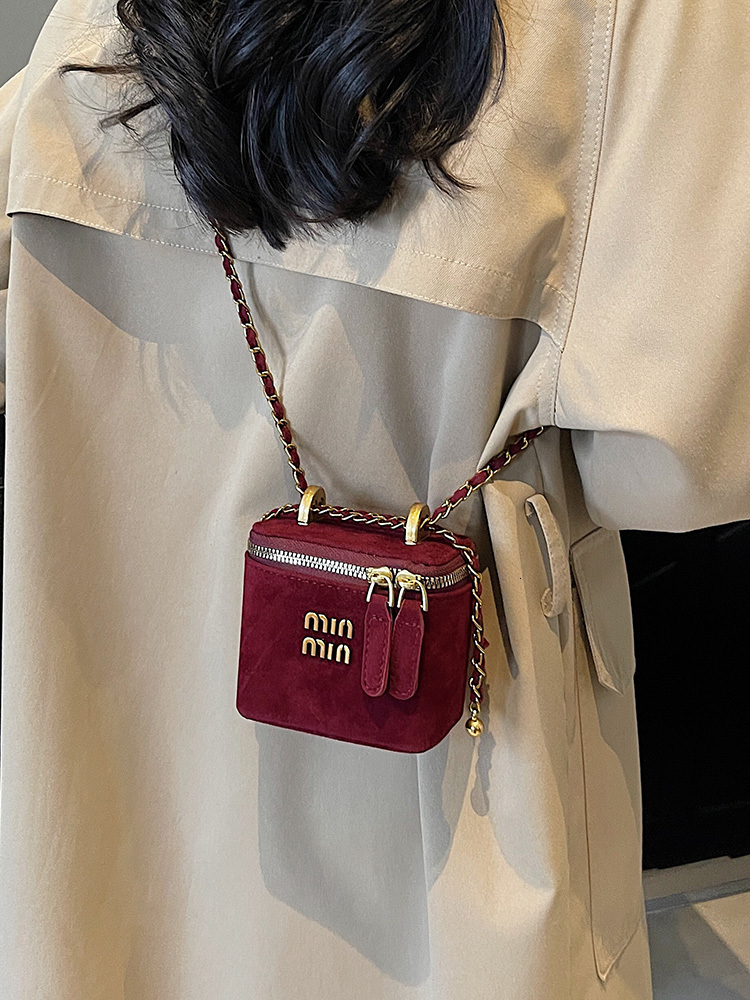 2025 light new style niche mini women retro new style frosted chain messenger designer autumn and winter casual mouth red envelope shoulder bag