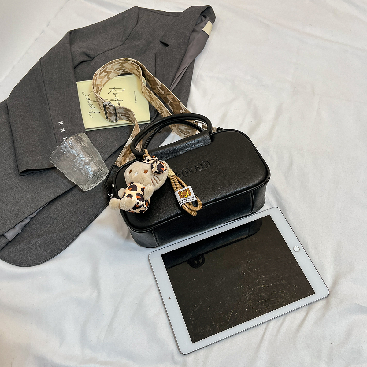 Autumn and Winter New Simple Texture Single Shoulder Pillow Multi functional Commuter Solid Color Designer Crossbody Bag Trendy Single Shoulder Bag ba