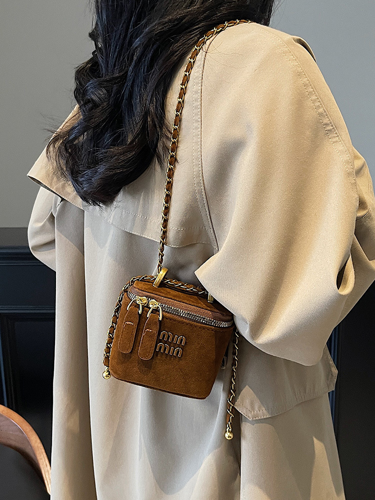 2025 light new style niche mini women retro new style frosted chain messenger designer autumn and winter casual mouth red envelope shoulder bag