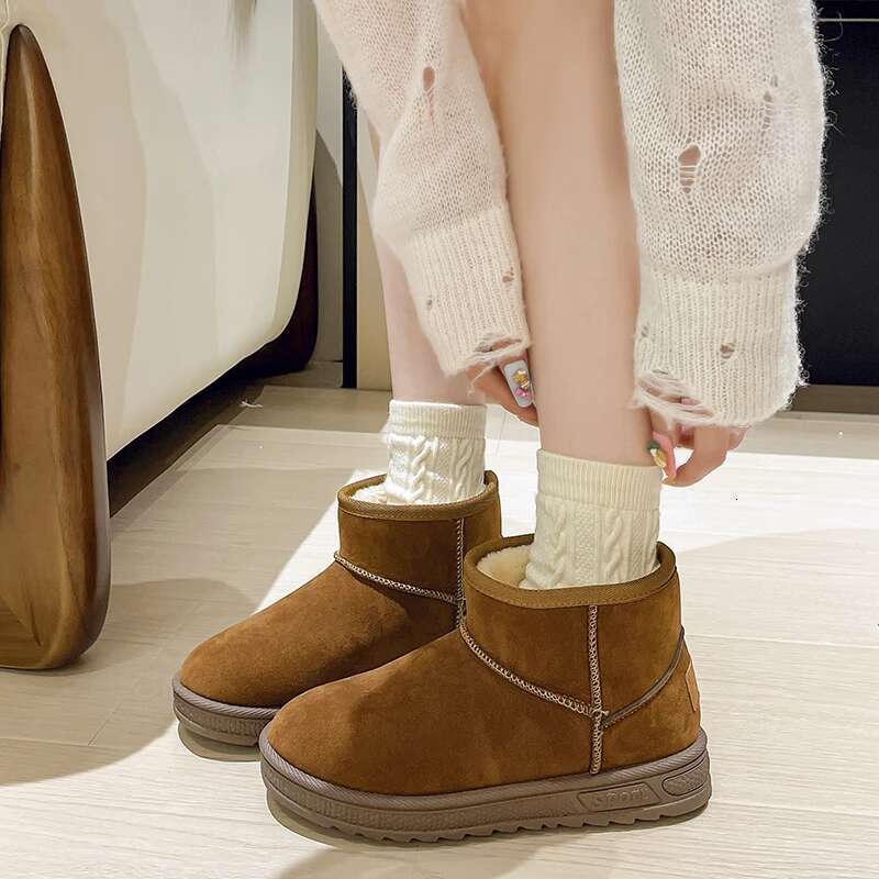 Cold Resistant and Warm Winter Snow Boots, Outdoor Versatile Shoes, Fashionable Women's Veet Cotton Shoes
