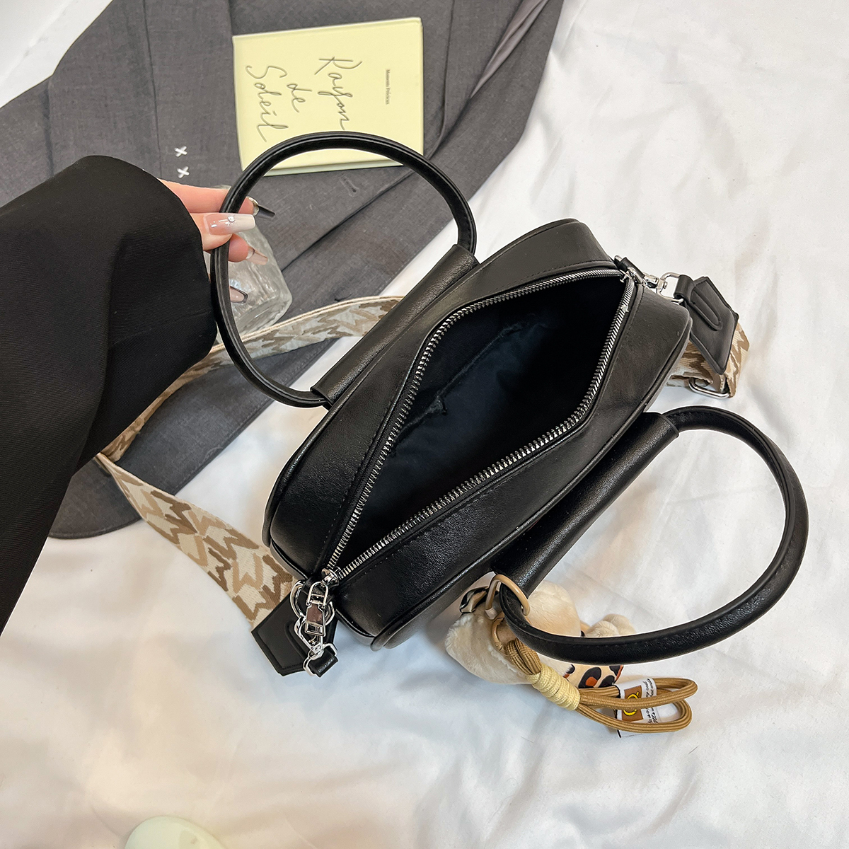 Autumn and Winter New Simple Texture Single Shoulder Pillow Multi functional Commuter Solid Color Designer Crossbody Bag Trendy Single Shoulder Bag ba