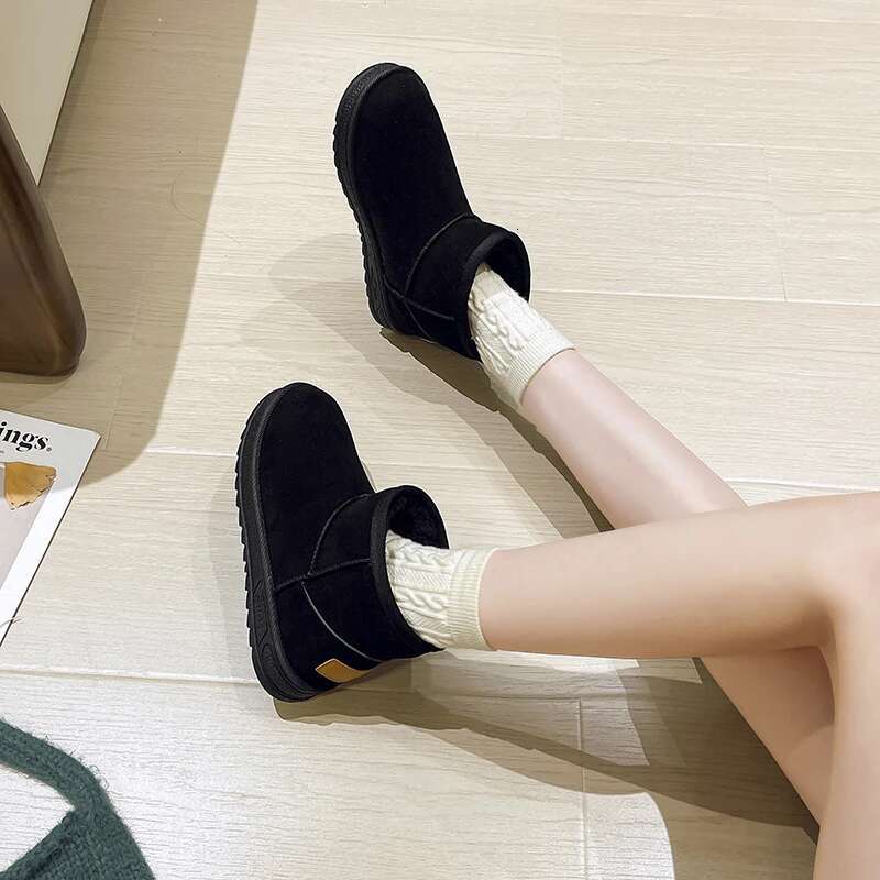 Cold Resistant and Warm Winter Snow Boots, Outdoor Versatile Shoes, Fashionable Women's Veet Cotton Shoes