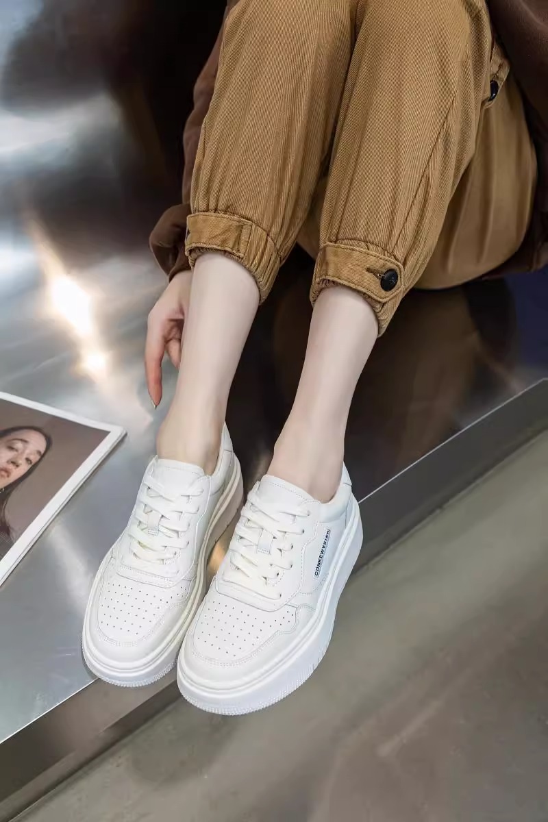 2024 explosion thick soled small white shoes female casual sports shoes lovers fashion all matching board shoes
